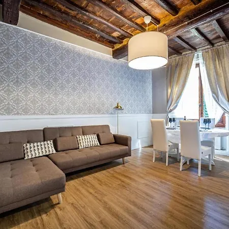 Florentine Experience In Santa Croce *