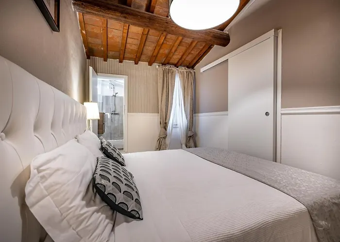 Florentine Experience In Santa Croce *
